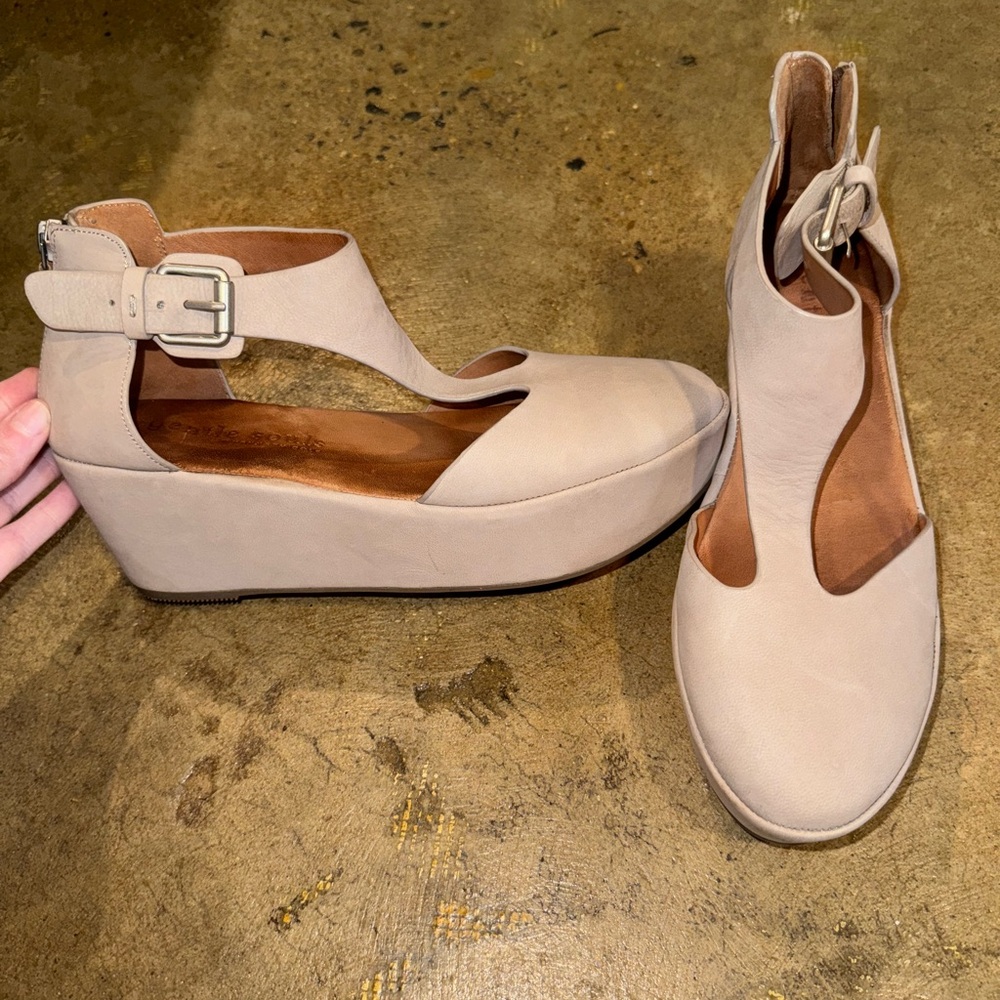 Gentle Souls Women's Nydia Platform Wedge with T-Strap | size: 7 |